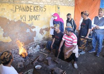 Gubernur Jatim Khofifah Indar Parawansa menyaksikan salah satu proses pembuatan keris di Desa Aeng Tong-Tong, Kecamatan Saronggi, Sumenep.