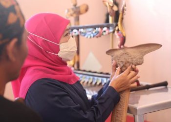 Gubernur Jatim Khofifah Indar Parawansa mengamati sarung keris saat berkunjung Desa Aeng Tong-Tong, Kecamatan Saronggi, Sumenep.