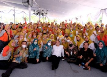 Wali Kota Surabaya Eri Cahyadi bersama Ketua TP PKK Surabaya Rini Indriyani foto bersama dengan Kader Surabaya Hebat dalam Ngobrol Santai Bareng (Ngobras) di di SMP Taruna Jaya I Jalan Kedinding Tengah Sekolahan, Kecamatan Kenjeran, Surabaya.
