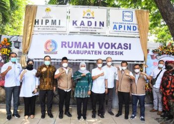 Foto bersama di sela peresmian rumah vokasi di Gresik.