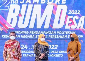 Gubernur Jawa Timur Khofifah Indar Parawansa dalam pengukuhan Forum Badan Usaha Milik Desa (BUMDes) Jatim periode 2022 - 2024 di Rainbow Garden Poetoek Soeko, Desa Sukosari Kecamatan Trawas, Kabupaten Mojokerto.