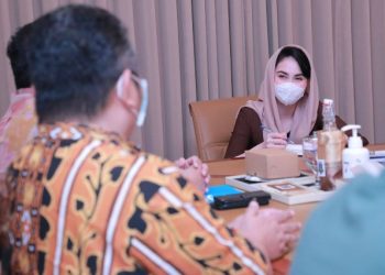 Ketua Tim Penggerak (TP) PKK Jatim Arumi Bachsin saat menerima Kepala Perwakilan Unicef Wilayah Jawa Arie Rukmantara.