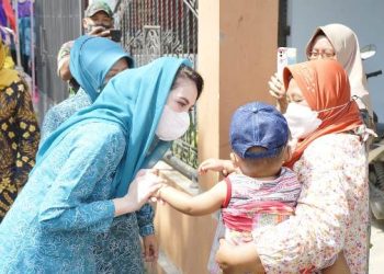 Ketua Tim Penggerak (TP) PKK Provinsi Jatim Arumi Bachsin di sela kunjungannya ke Desa Kendalbulur, Kecamatan Boyolangu, Tulungagung.