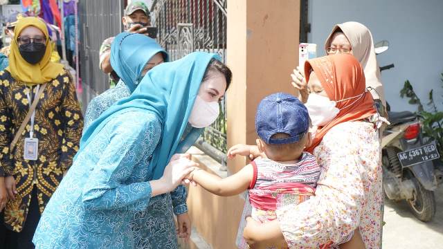 Ketua Tim Penggerak (TP) PKK Provinsi Jatim Arumi Bachsin di sela kunjungannya ke Desa Kendalbulur, Kecamatan Boyolangu, Tulungagung.