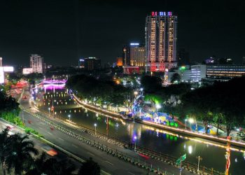 Suasana Wisata Kalimas difoto dari udara. Di sepanjang rute, pengunjung akan disuguhi destinasi wisata air di Kota Surabaya yang romantis dengan lampion warna-warni.