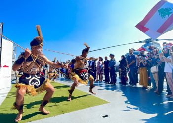 Para mahasiswa Lebanon disambut tari perang asal Papua dalam kunjungannya ke KRI Sultan Iskandar Muda-367.