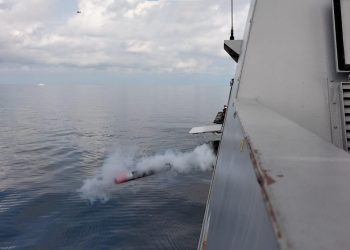 KRI REM-331 dan KRI DPN-365 TNI AL melaksanakan latihan penembakan torpedo A244S kepala latihan dan peluncuran tracking SCRAB II.