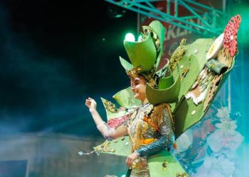 Peragaan busana dan kostum memeriahkan acara Sparkling Nganjuk Carnival 2022 di Alun-alun Nganjuk.