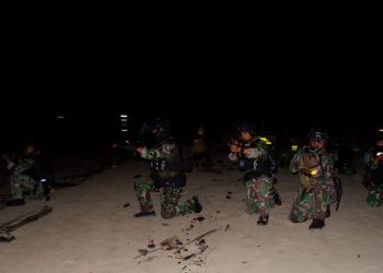 Prajurit Kopaska menggelar latihan serangan pantai dan penguasaan runway yang dilaksanakan di Pulau Bunyu, Tarakan, Kalimantan Utara.
