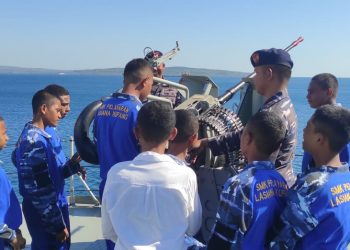 Siswa dari SMK Pelayaran Lasiana Kupang Kapal dalam kunjungan ke KRI Teluk Banten-516 yang sandar di dermaga Pangkalan Utama TNI AL (Lantamal) VII/Kupang.