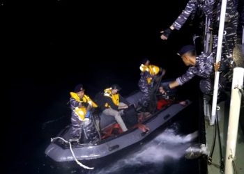 Proses evakuasi seorang warga Amerika Serikat oleh KRI Hiu-634 dari MSV Ocean Intervention.