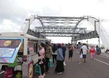 Car Free Day (CFD) di Jembatan Suroboyo Minggu (3/7) pagi menghadirkan food truck dan puluhan Usaha Mikro Kecil dan Menengah (UMKM).