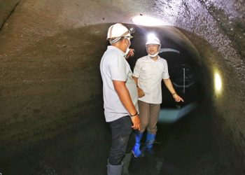 Wali Kota Surabaya Eri Cahyadi mengecek saluran air bawah tanah di Jalan Kenari.