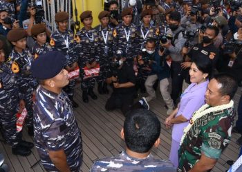Panglima TNI Jenderal Andika Perkasa dalam kunjungannya dan memberikan pembekalan kepada Taruna Akademi Angkatan Laut (AAL) angkatan ke-69 di atas geladak KRI Bima Suci.