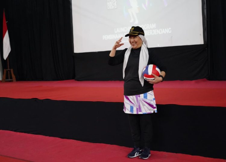 Bupati Bojonegoro Anna Mu’awanah dalam launching dan sosialisasi K’POB di GOR Utama Bojonegoro.