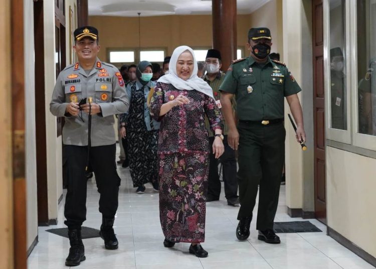 Bupati Bojonegoro Anna Mu’awanah, Komandan Kodim 0813 Bojonegoro Letkol Arif Yudho Purwanto dan Kapolres Bojonegoro AKBP Muhammad.