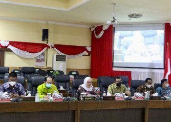 Rapat kerja Komisi C DPRD Bojonegoro dengan Pemkab Bojonegoro yang membahas sinkronisasi data kemiskinan dan sinergi pengentasan kemiskinan ekstrem di Bojonegoro tahun 2021.