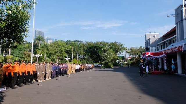 Apel peringatan Hari Koperasi Nasional ke-75 tahun 2022 di halaman Balai Kota Surabaya.