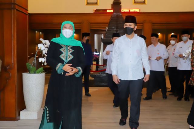 Gubernur Jawa Timur Khofifah Indar Parawansa tiba dari ibadah haji dijemput Wakil Gubernur Jatim Emil Elestianto Dardak.