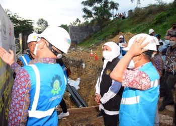 Gubernur Jawa Timur Khofifah Indar Parawansa menerima penjelasan tentang proyek pemasangan saluran kabel tegangan tinggi (SKTT) 150 KV di Jembatan Suramadu.