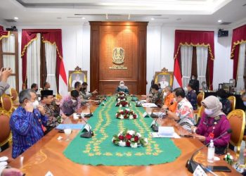 Rapat yang pembahasan proses mitigasi kepulangan jamaah haji asal Jawa Timur tahun 2022 di gedung Negara Grahadi, Surabaya.