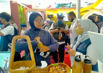Pengunjung mendatangi stand Dinkominfo Bojonegoro dalam ajang Jatim Kominfo Festival tahun 2022 di Balai Among Tani Kota Batu.