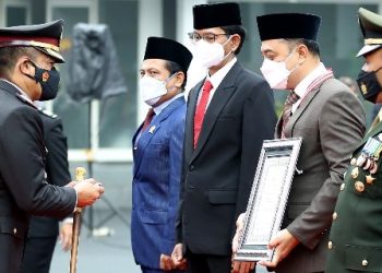 Wali Kota Surabaya Eri Cahyadi menerima penghargaan dalam Peringatan Hari Bhayangkara ke-76 Tahun 2022.