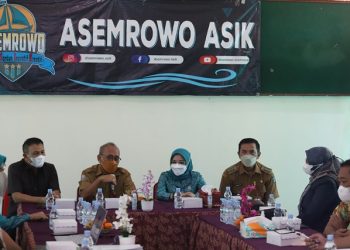 Ketua Tim Penggerak (TP) PKK Kota Surabaya Rini Indriyani saat menerima tim penilaian lapangan lomba penganugerahan Inovasi dan Teknologi (Inotek Award) Provinsi Jawa Timur Tahun 2022 di kantor Kecamatan Asemrowo.