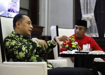 Wali Kota Surabaya Eri Cahyadi saat bertemu dengan Rektor Universitas Surabaya (Unesa) Prof. Dr. Nurhasan.