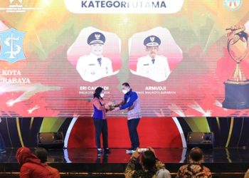 Wali Kota Surabaya Eri Cahyadi menerima penghargaan Surabaya Kota Layak Anak (KLA) kategori utama dari Kementerian Pemberdayaan Perempuan dan Perlindungan Anak (PPPA) RI.