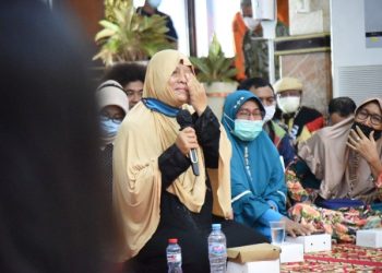 Seorang warga menangis mengeluhkan persoalan yang dijalaninya kepada Wali Kota Surabaya Eri Cahyadi dalam kegiatan Sambat Nang Cak Eri, di lobby lantai 1 Balai Kota Surabaya.