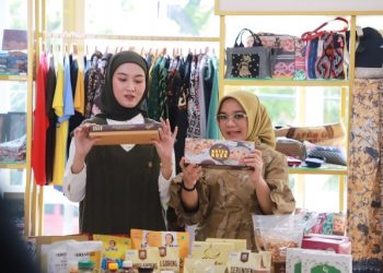 Ketua Dekranasda Kota Surabaya Rini Indriyani memasarkan produk UMKM di Surabaya Kriya Galeri secara live streaming bersama Tokopedia.