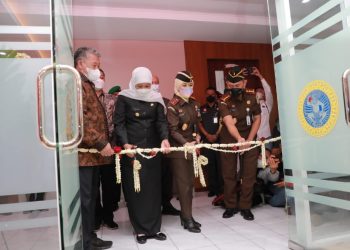 Gubernur Jawa Timur Khofifah Indar Parawansa meresmikan Rumah Restorative Justice yaitu 'Omah Rembug Adhyaksa', di aula Pancasila Kampus B Fakultas Hukum Unair Surabaya.