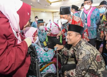 Wali Kota Surabaya Eri Cahyadi berbincang dengan CJH dalam.pelepasan keberangkatan 450 calon jemaah haji (CJH) 2022 asal Kota Pahlawan di Gedung Convention Hall.