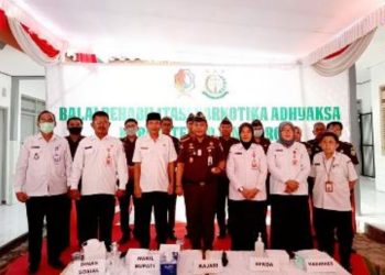 Foto bersama dalam peresmian Balai Rehabilitasi Narkotika Adhyaksa di Kecamatan Kalitidu, Bojonegoro.