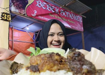 Dengan bumbu khas Madura, Bebek Songkek ini mampu menggoyang lidah para penggemar nasi bebek.