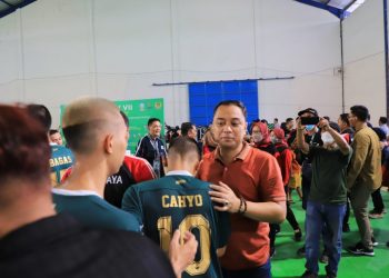 Wali Kota Surabaya Eri Cahyadi menyalami atlet yang bertanding di Porprov Jatim. Bagi atlet yang meraih emas akan mendapatkan bonus dari Pemkot Surabaya.