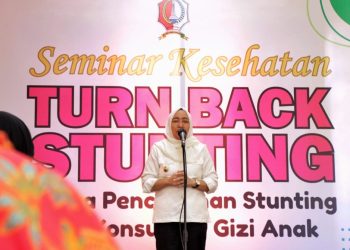 Bupati Bojonegoro Anna Mu'awanah dalam kegiatan Seminar Pencegahan Stunting yang diselenggarakan oleh RSUD Kepohbaru.