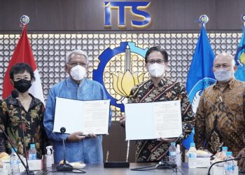 Foto bersama usai Universitas Prasetiya Mulya dan ITS akan saling bekerja sama dalam mendirikan fakultas vokasi di Universitas Prasetiya Mulya.