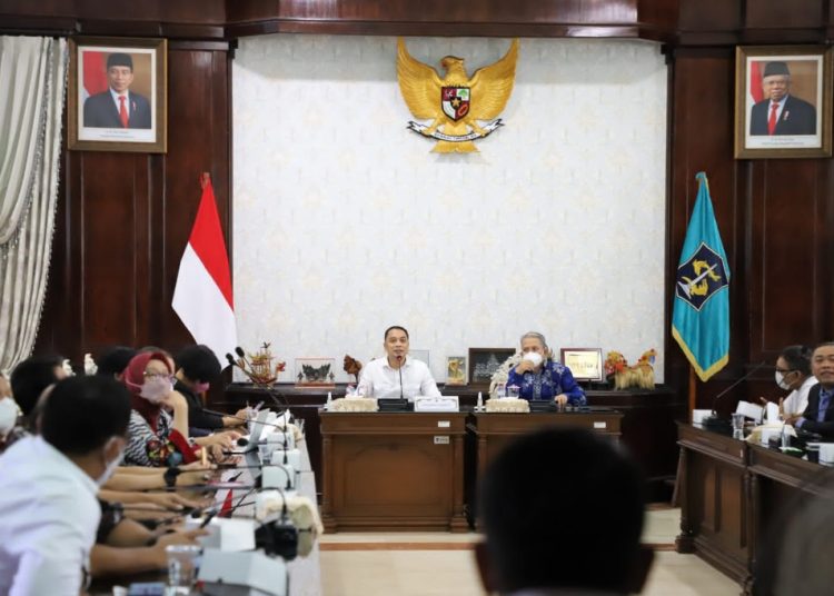 Wali Kota Surabaya Eri Cahyadi memimpin rapat paparan inovasi dan capaian target kepala PD, camat dan lurah di ruang sidang wali kota.