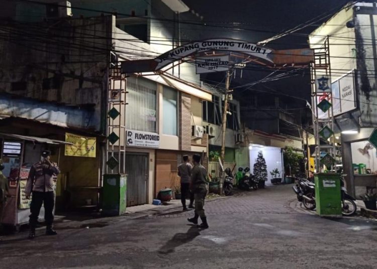 Satpol PP bersama TNI-Polri patroli di eks lokalisasi Dolly.