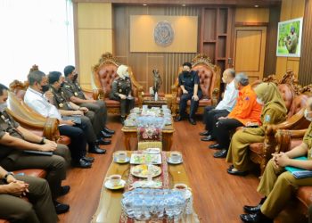 Plt Gubernur Jatim Emil Elestianto Dardak saat melakukan pertemuan dengan Kepala Kejaksaan Tinggi Negeri Jawa Timur Mia Amiati di Kajati Jatim Surabaya.