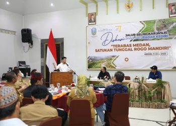 Plt Gubernur Jatim Emil Elestianto Dardak saat diskusi bertema 'Terabas Medan, Satukan Tunggal Rogo Mandiri' di Hotel Bukit Daun, Kediri.