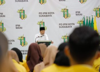 Wakil Gubernur Jawa Timur Emil Elestianto Dardak saat membuka Forum Ta'aruf dan Orientasi (Fortasi) dan Milad Ikatan Pelajar Muhammadiyah (IPM) Kota Surabaya ke-61 di gedung Pimpinan Daerah Muhammadiyah, Surabaya.