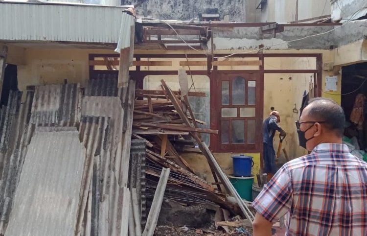 Salah satu rumah warga yang dibongkar untuk direnovasi kembali dalam program Dandan Omah.