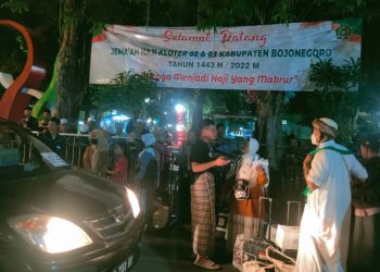 Penyambutan rombongan jemaah haji kloter 2 yang tiba kembali di Kabupaten Bojonegoro.