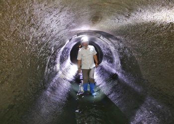 Wali Kota Surabaya Eri Cahyadi nyemplung ke gorong-gorong di Jalan Simpang Dukuh untuk melihat kondisi di dalam saluran air.