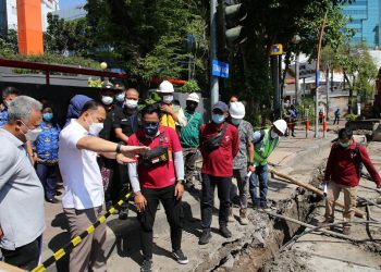 Wali Kota Surabaya Eri Cahyadi memberi arahan ke Dinas Sumber Daya Air dan Bina Marga (DSDABM) Surabaya untuk menyiapkan ducting (tempat penyimpanan kabel optik) di box culvert.