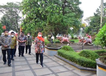 Gubernur Jawa Timur Khofifah Indar Parawansa meninjau anjungan Jatim di Taman Mini Indonesia Indah.