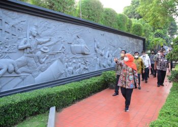 Jelang KTT-G20 Gubernur Jawa Timur Khofifah Indar Parawansa dengan meninjau anjungan Jatim di Taman Mini Indonesia Indah.